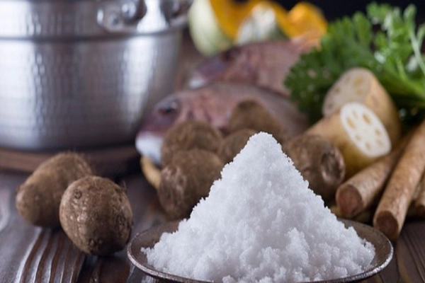 Người bị ù tai nên hạn chế sử dụng muối trong khẩu phần ăn hàng ngày